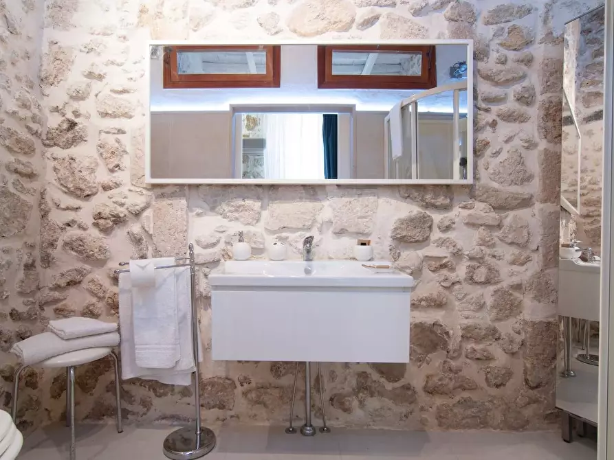 Immagine 13 di Casa indipendente in vendita  in via ruggero settimo a Siracusa