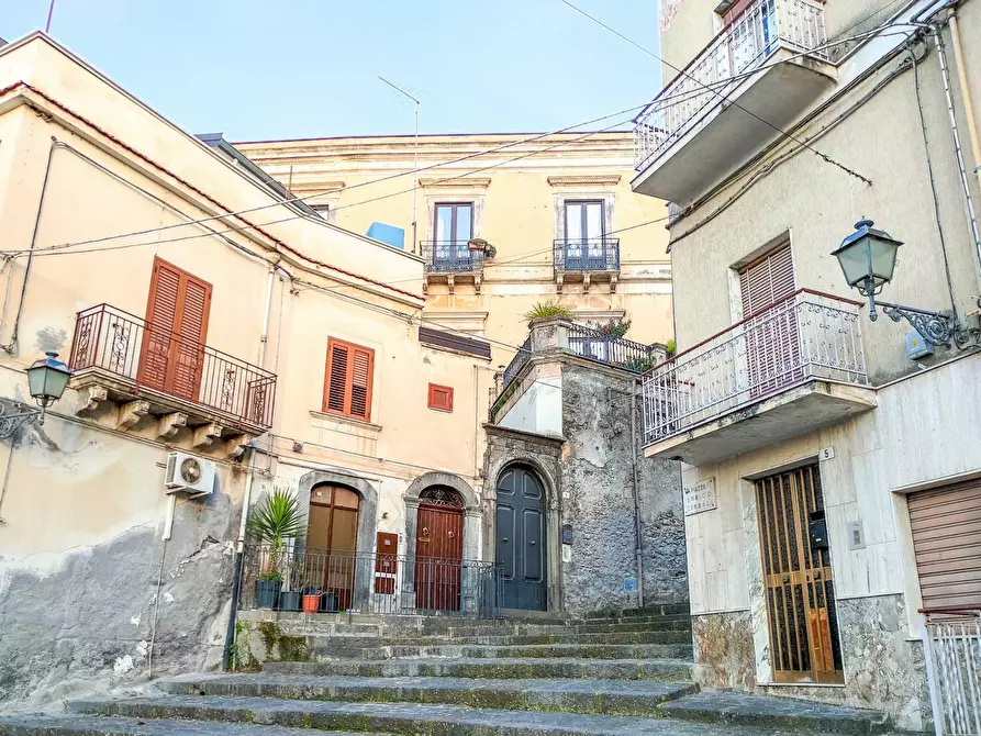 Immagine 2 di Villa in vendita  in Piazza Enrico Cimbali a Bronte