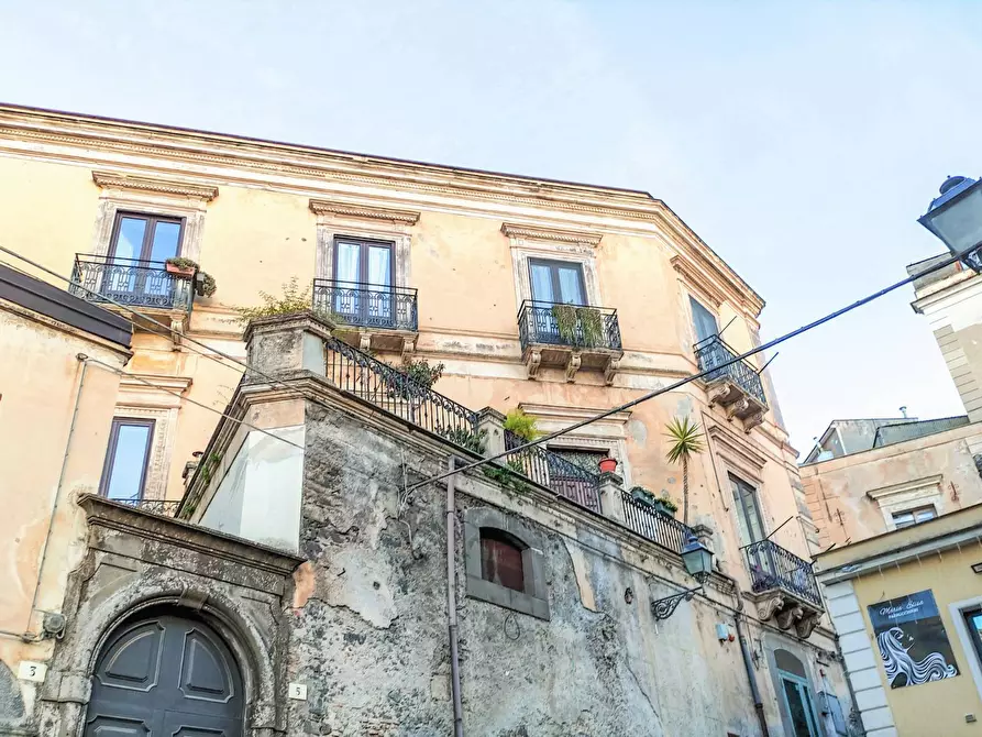 Immagine 1 di Villa in vendita  in Piazza Enrico Cimbali a Bronte