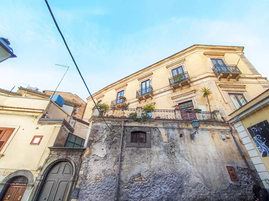 Immagine 3 di Villa in vendita  in Piazza Enrico Cimbali a Bronte
