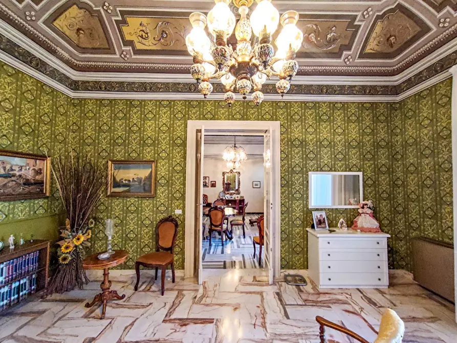 Immagine 5 di Villa in vendita  in Piazza Enrico Cimbali a Bronte