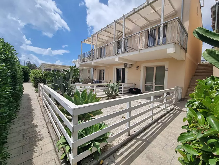 Immagine 2 di Villetta a schiera in vendita  in Via Isole Eolie a Noto