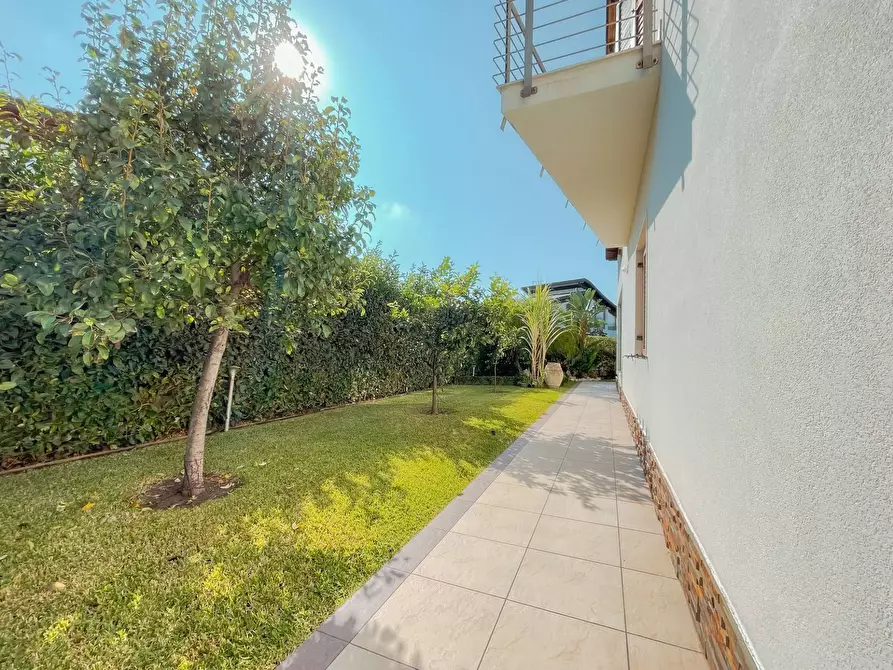 Immagine 15 di Villa in vendita  in via luigi monti a Siracusa