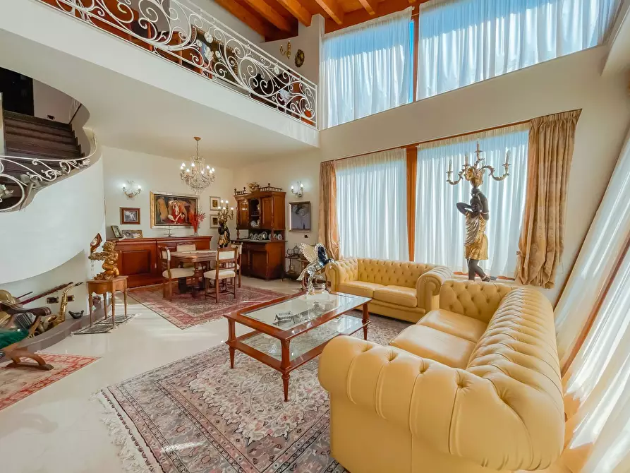 Immagine 17 di Villa in vendita  in via luigi monti a Siracusa