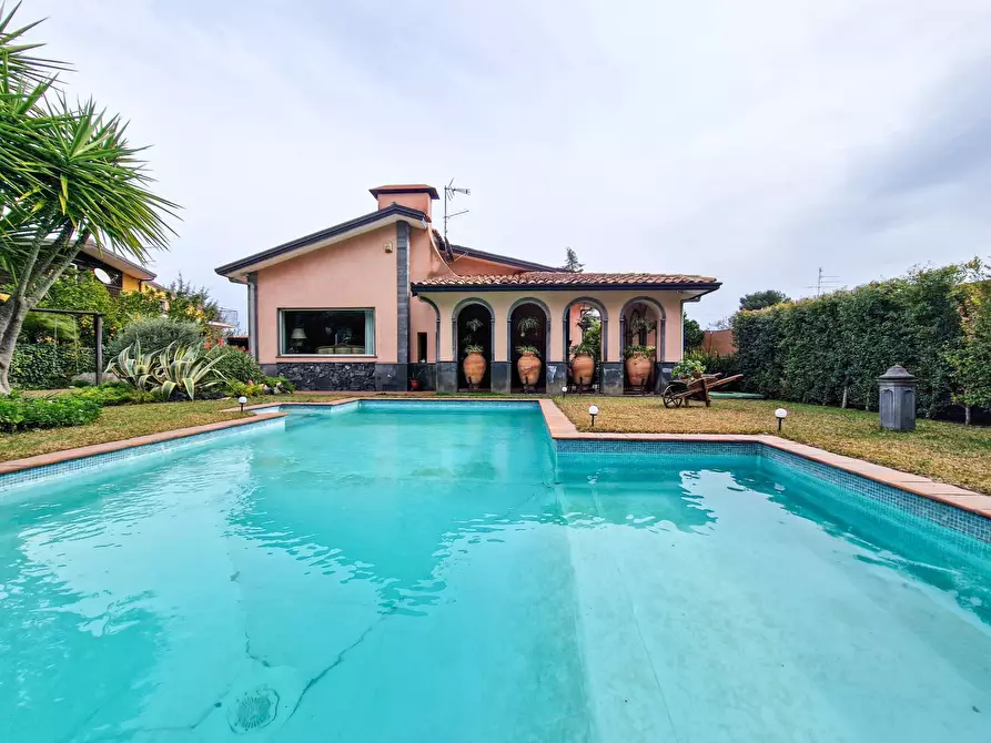 Immagine 1 di Villa in vendita  in Via Grassi a San Giovanni La Punta