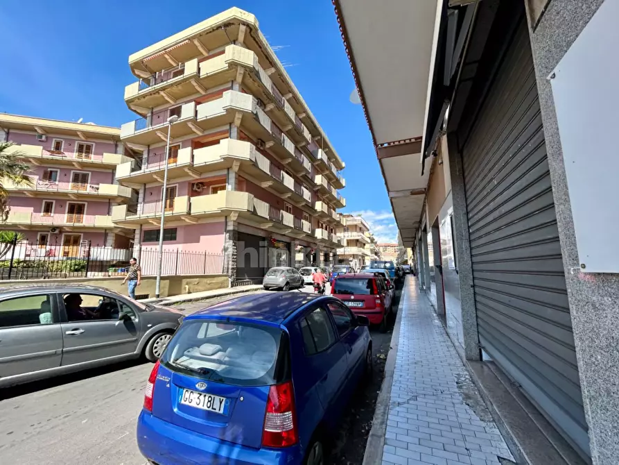 Immagine 8 di Locale commerciale in vendita  in via antonio pacinotti a Acireale