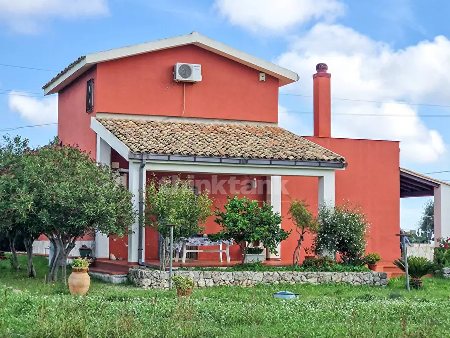 Immagine 1 di Villa in vendita  in Contrada Cozzo lupo a Noto