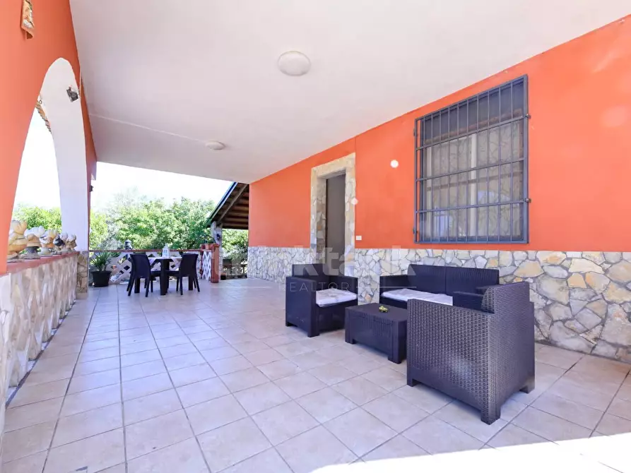 Immagine 2 di Villa in vendita  in via caponegro a Avola