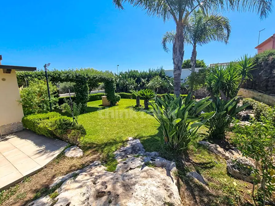 Immagine 3 di Villa in vendita  in viale dei lidi a Siracusa