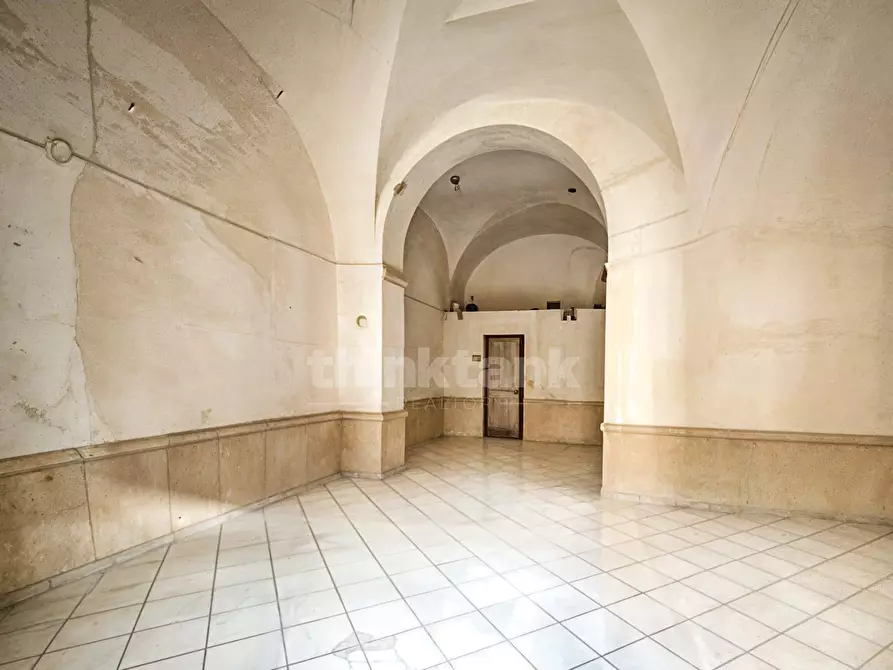 Immagine 23 di Palazzo in vendita  in via etnea a Mascalucia