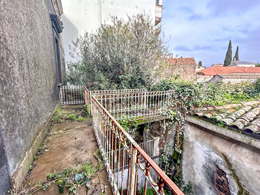 Immagine 28 di Palazzo in vendita  in via etnea a Mascalucia