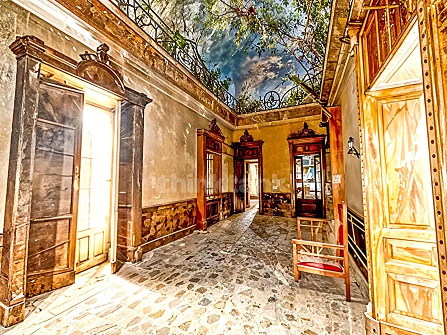 Immagine 10 di Palazzo in vendita  in via etnea a Mascalucia