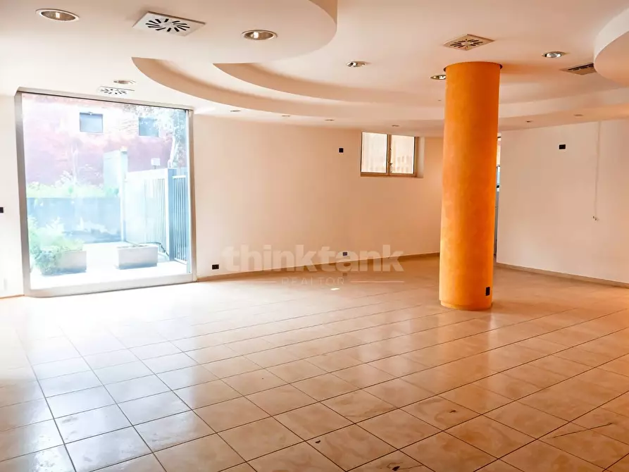 Immagine 2 di Locale commerciale in vendita  in via del bosco a Catania