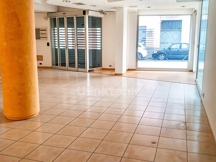 Immagine 4 di Locale commerciale in vendita  in via del bosco a Catania