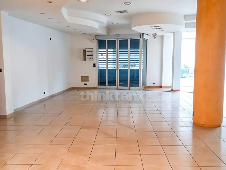 Immagine 6 di Locale commerciale in vendita  in via del bosco a Catania