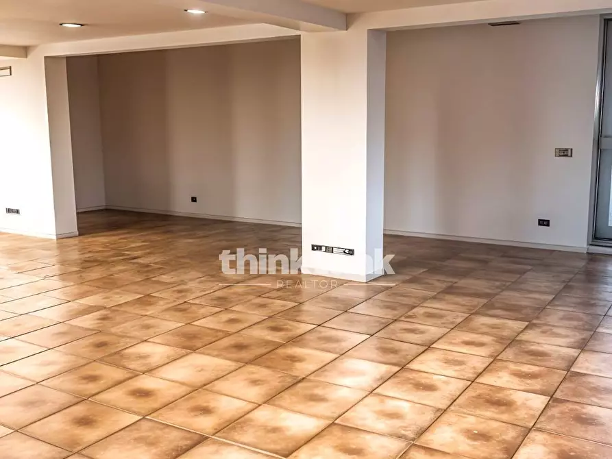 Immagine 4 di Locale commerciale in vendita  in corso sicilia a Tremestieri Etneo