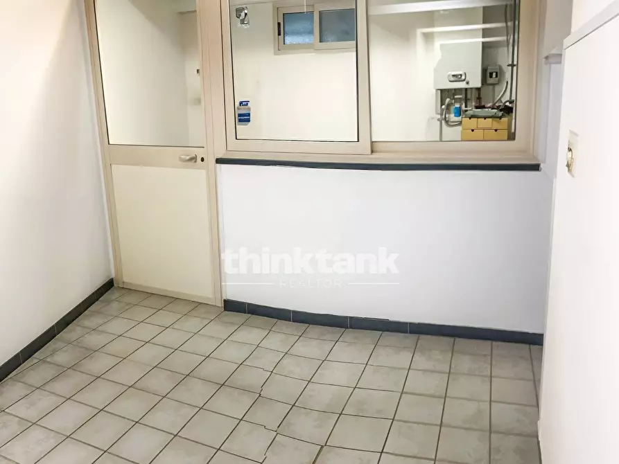 Immagine 3 di Locale commerciale in vendita  in via nizzeti a Tremestieri Etneo