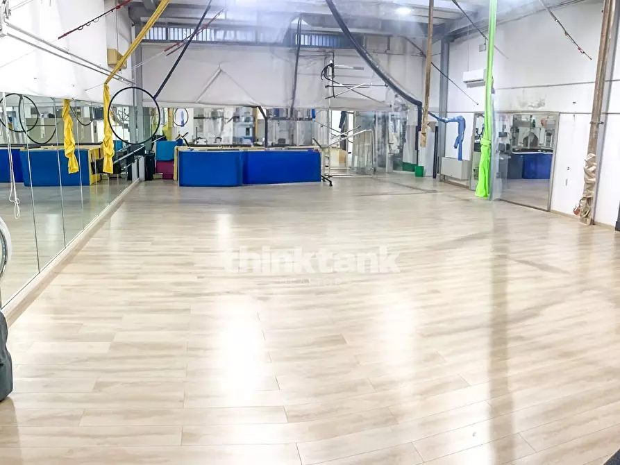 Immagine 8 di Locale commerciale in vendita  in via nizzeti a Tremestieri Etneo