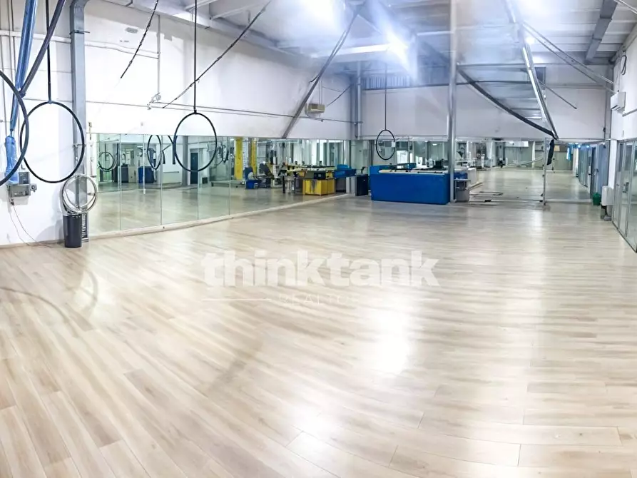 Immagine 9 di Locale commerciale in vendita  in via nizzeti a Tremestieri Etneo