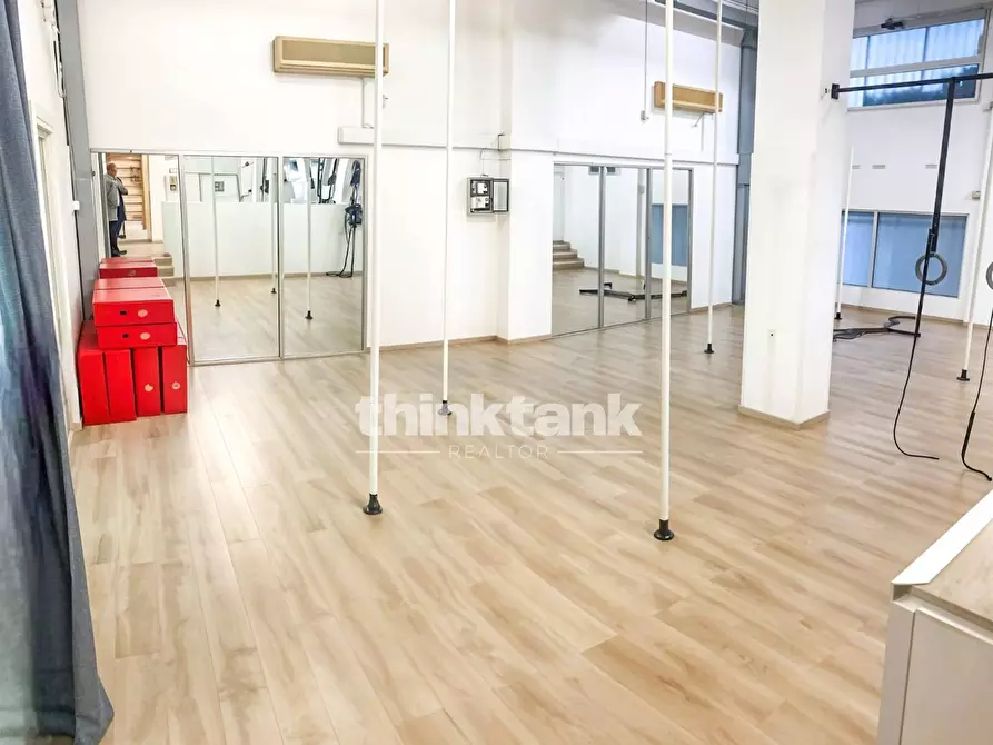 Immagine 11 di Locale commerciale in vendita  in via nizzeti a Tremestieri Etneo