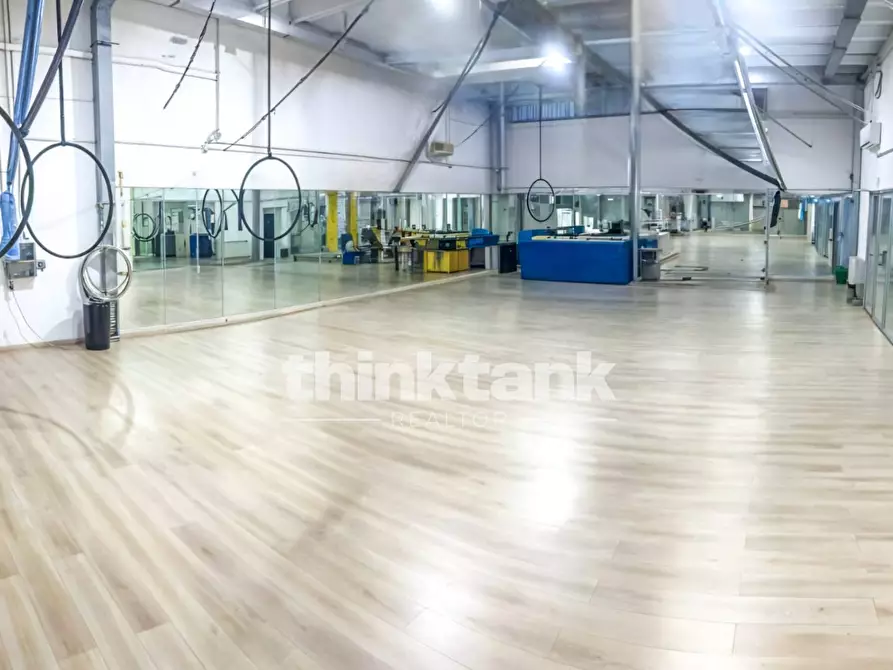 Immagine 12 di Locale commerciale in vendita  in via nizzeti a Tremestieri Etneo