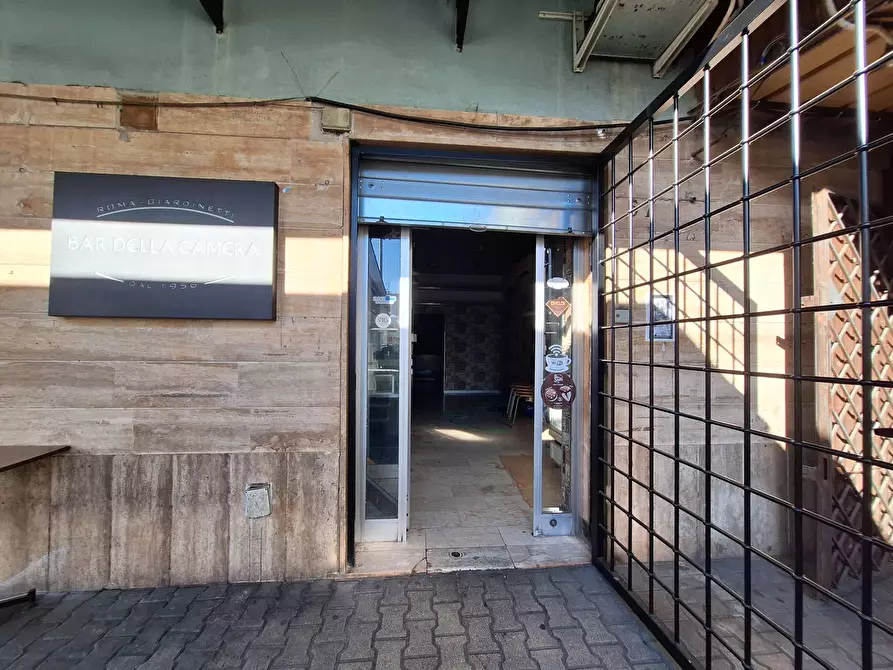 Immagine 2 di Locale commerciale in vendita  in via alenda a Roma