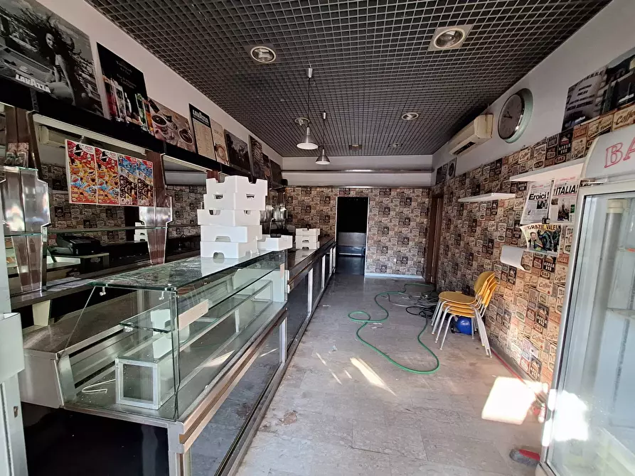 Immagine 3 di Locale commerciale in vendita  in via alenda a Roma