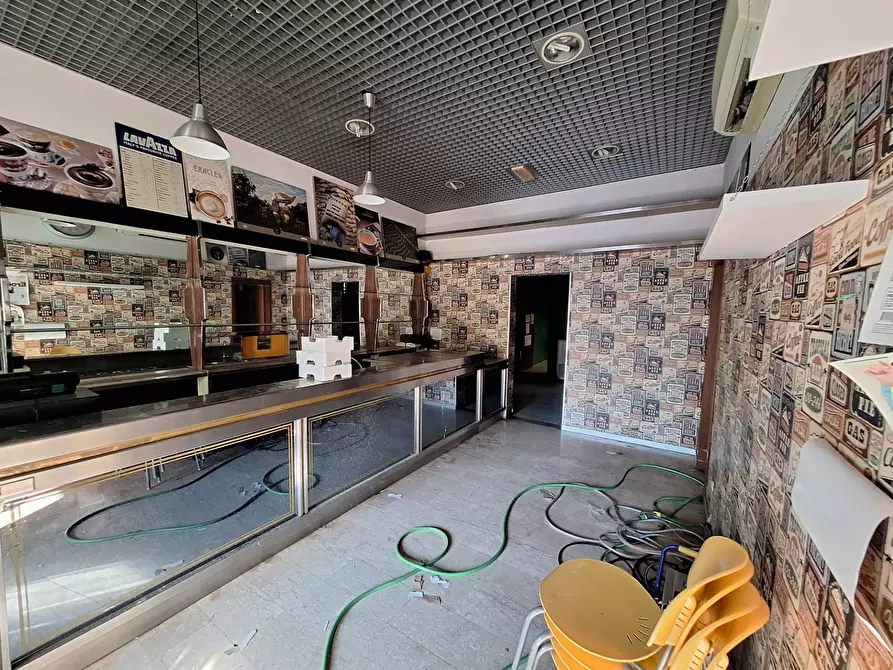 Immagine 4 di Locale commerciale in vendita  in via alenda a Roma