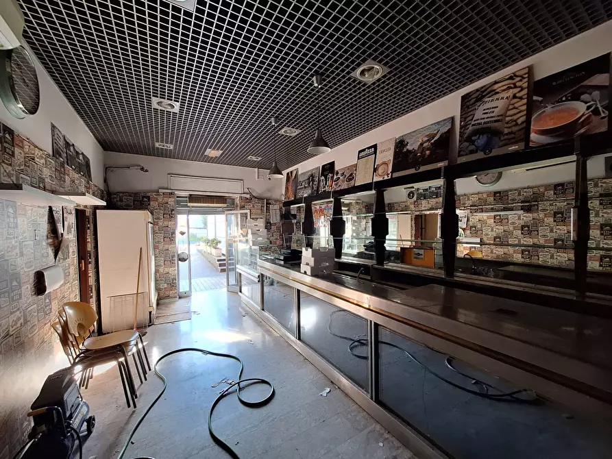Immagine 5 di Locale commerciale in vendita  in via alenda a Roma