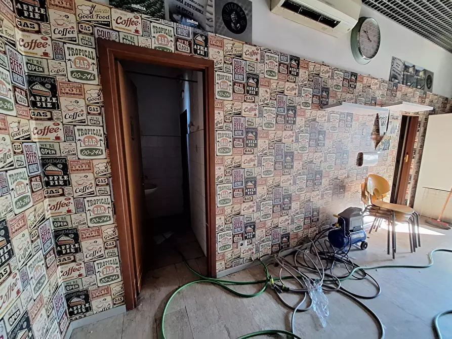 Immagine 6 di Locale commerciale in vendita  in via alenda a Roma