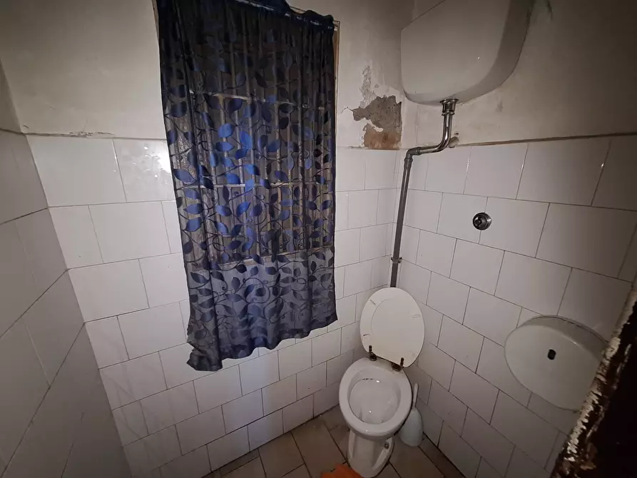 Immagine 7 di Locale commerciale in vendita  in via alenda a Roma