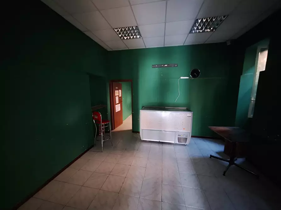 Immagine 8 di Locale commerciale in vendita  in via alenda a Roma