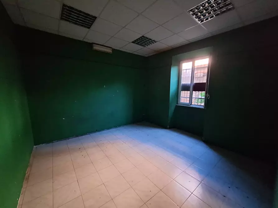 Immagine 11 di Locale commerciale in vendita  in via alenda a Roma