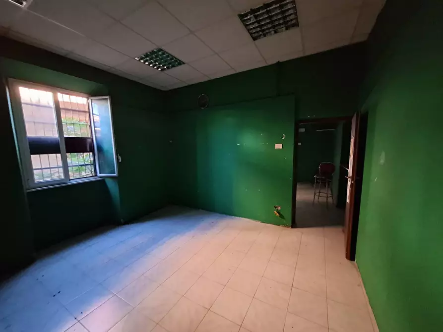 Immagine 12 di Locale commerciale in vendita  in via alenda a Roma