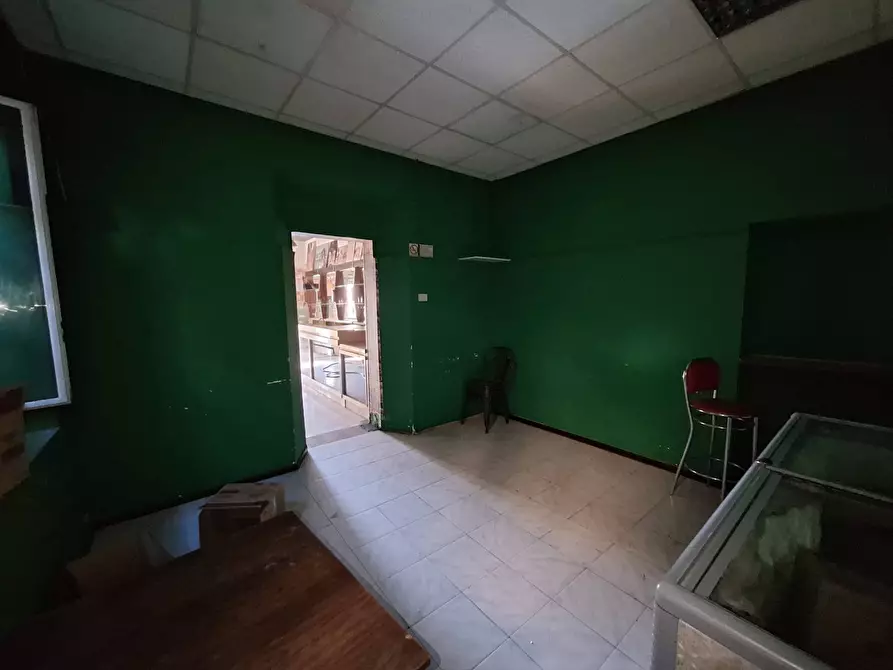 Immagine 13 di Locale commerciale in vendita  in via alenda a Roma