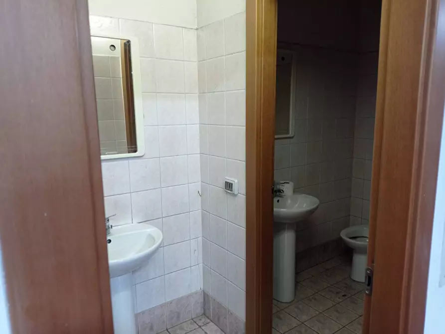 Immagine 10 di Locale commerciale in vendita  in via sciadonna a Frascati