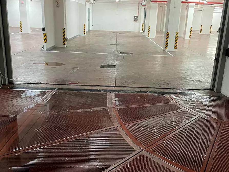 Immagine 14 di Locale commerciale in vendita  in via sciadonna a Frascati