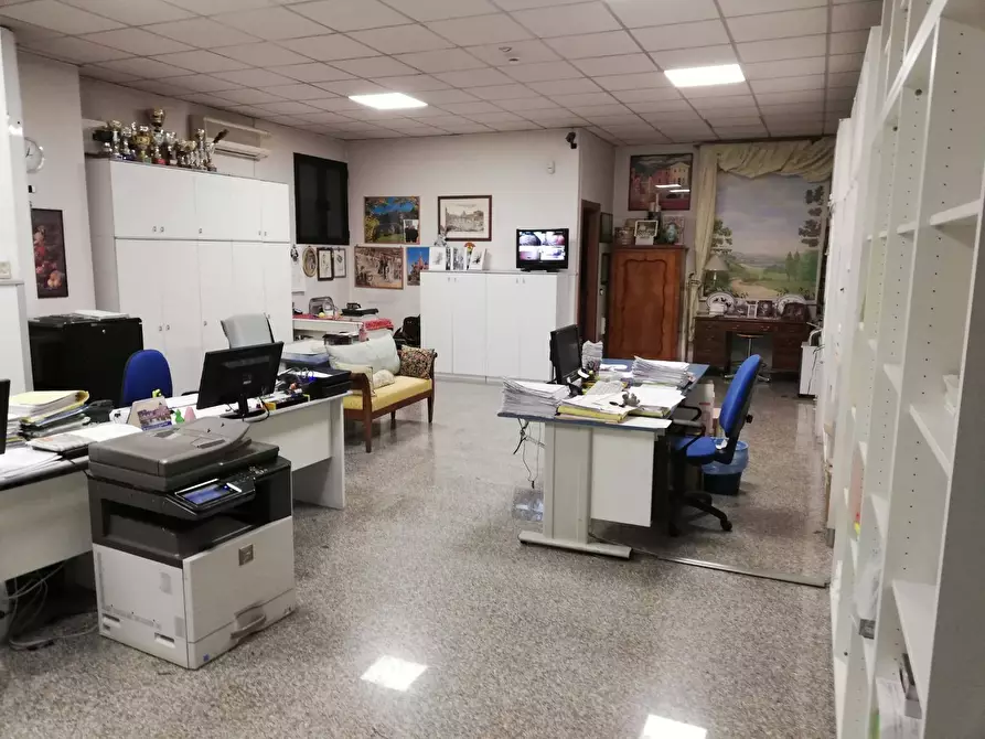 Immagine 21 di Locale commerciale in vendita  in via sciadonna a Frascati