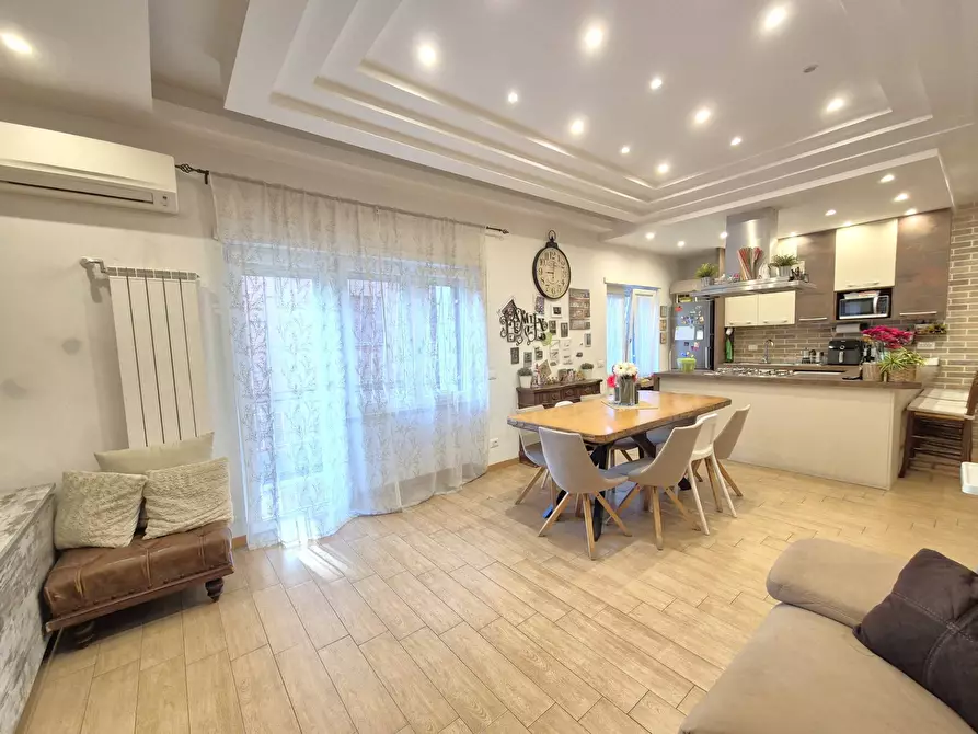 Immagine 5 di Appartamento in vendita  in Via Acquaroni a Roma