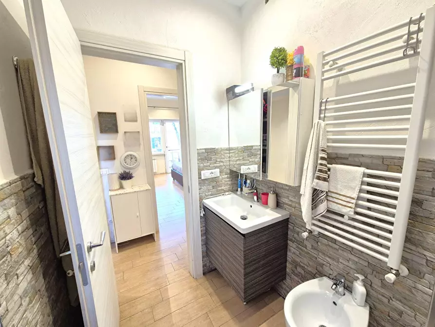 Immagine 12 di Appartamento in vendita  in Via Acquaroni a Roma