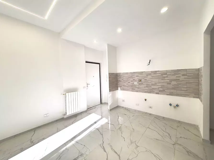 Immagine 3 di Appartamento in vendita  in Via Randazzo a Roma