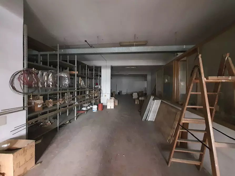 Immagine 2 di Locale commerciale in vendita  in via dei giardinetti a Roma