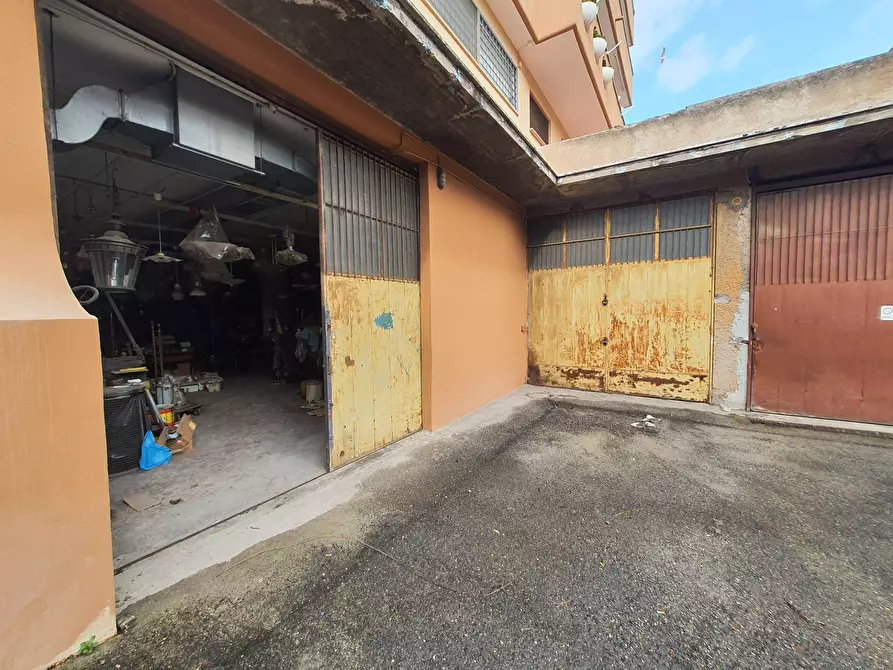 Immagine 9 di Locale commerciale in vendita  in via dei giardinetti a Roma