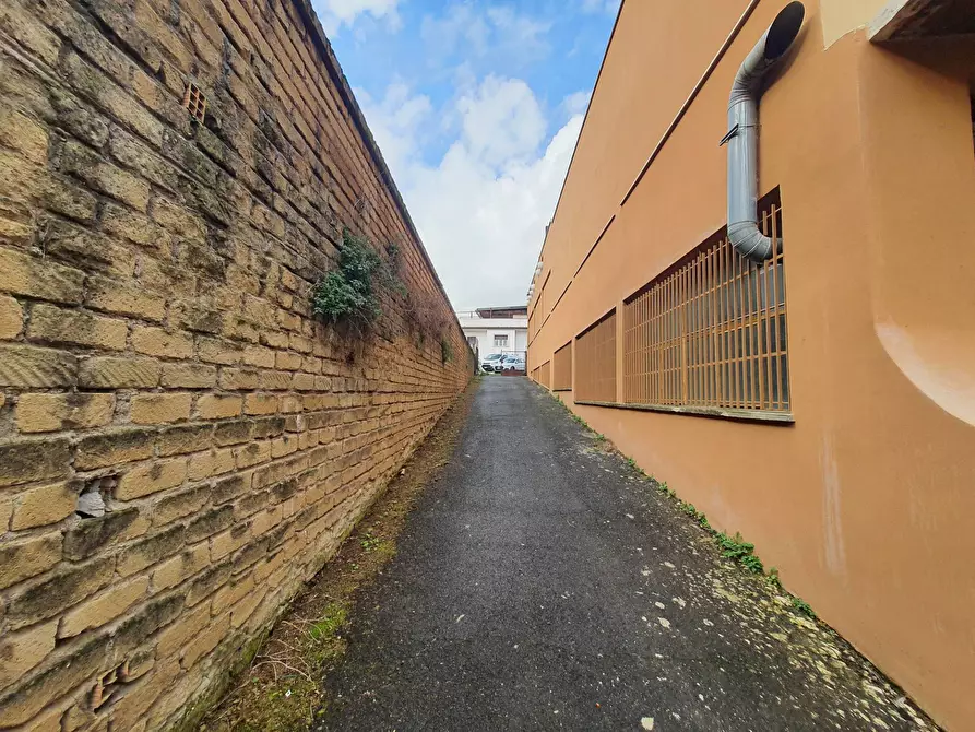 Immagine 10 di Locale commerciale in vendita  in via dei giardinetti a Roma