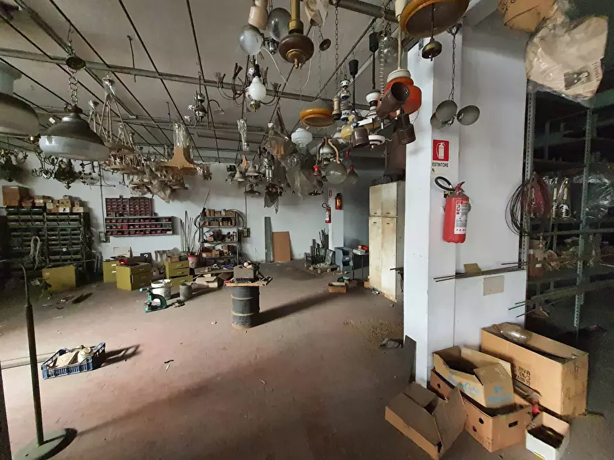 Immagine 13 di Locale commerciale in vendita  in via dei giardinetti a Roma