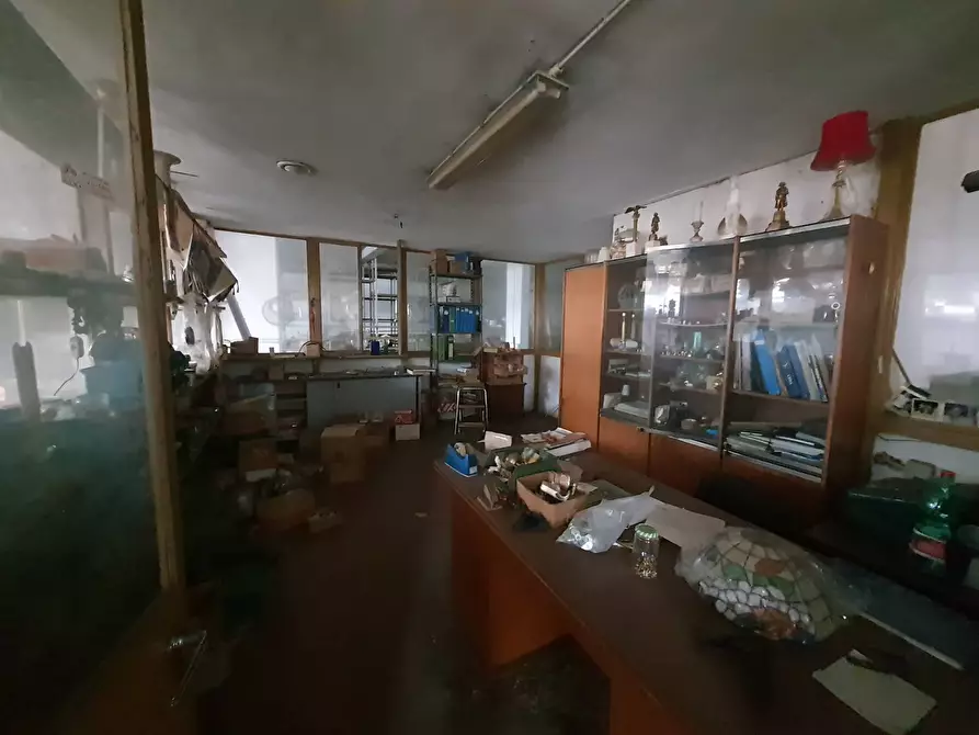Immagine 15 di Locale commerciale in vendita  in via dei giardinetti a Roma