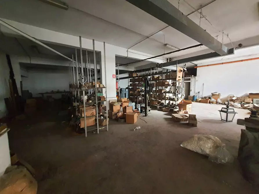 Immagine 16 di Locale commerciale in vendita  in via dei giardinetti a Roma