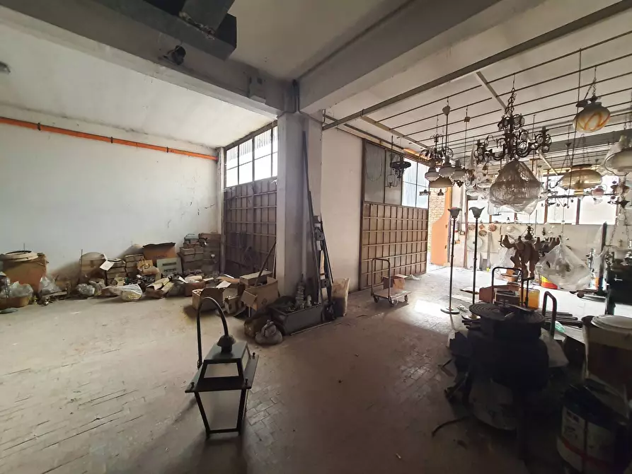 Immagine 17 di Locale commerciale in vendita  in via dei giardinetti a Roma