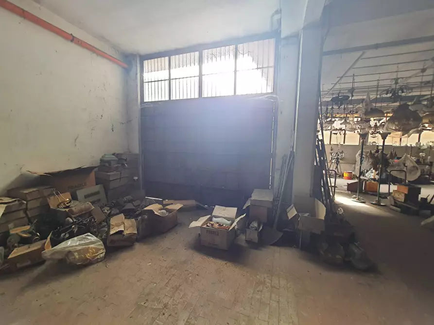 Immagine 18 di Locale commerciale in vendita  in via dei giardinetti a Roma