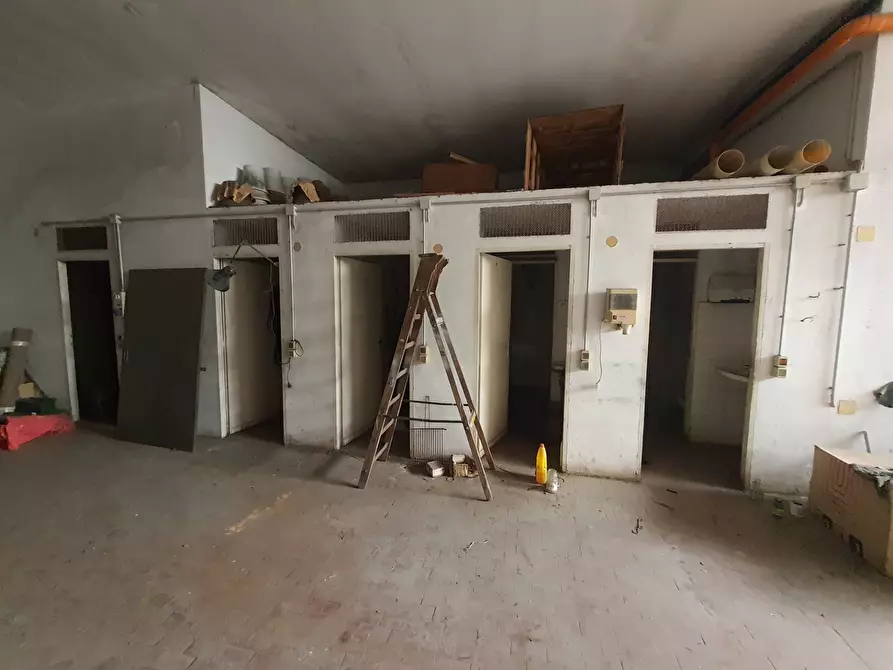 Immagine 19 di Locale commerciale in vendita  in via dei giardinetti a Roma